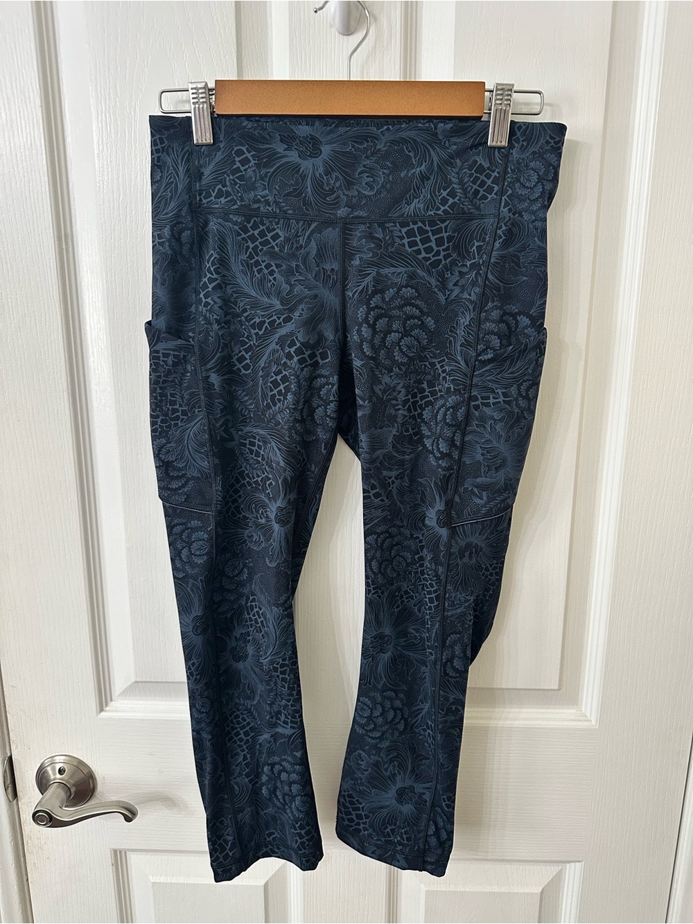 Lululemon Speed Up Crop 21" Leggings Nouveau Mach Blue Black Floral - Size 8